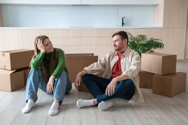 Déménagement Déménagement Appartement Prêt Hypothécaire Familial Couple Homme Femme Parler — Photo