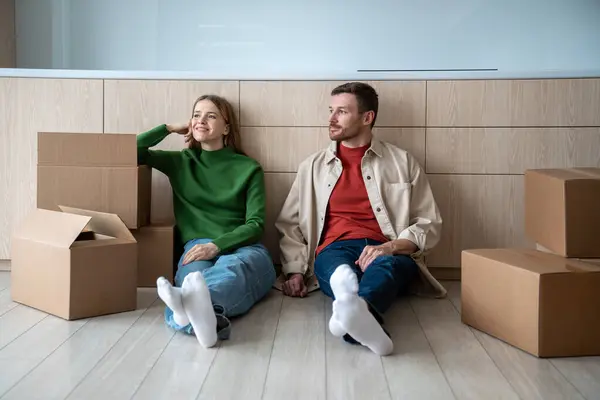 Karton Kutularla Çevrili Yerde Oturan Gülümseyen Kadın Kocasıyla Birlikte Kendi — Stok fotoğraf
