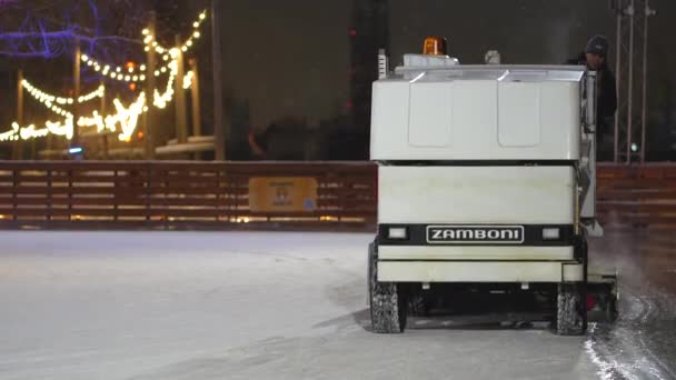 2023年12月2日圣彼得堡俄罗斯 溜冰场准备冰晚上溜冰场上的冰回收和维护机 冬季体育 假日概念 — 图库视频影像