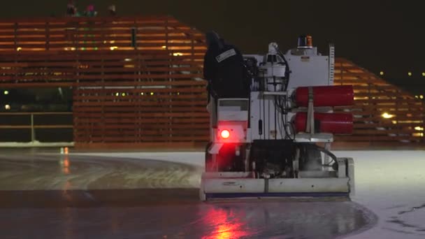 2023年12月2日圣彼得堡俄罗斯 在溜冰场准备冰 晚上赛后重新装修 抛光的冰准备好比赛了 冰维护机 — 图库视频影像