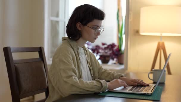 年轻的自由撰稿人拖延了在网上找工作看屏幕的时间 女孩的工作就是把精力集中在家里的工作上 自由职业 遥远的工作 — 图库视频影像