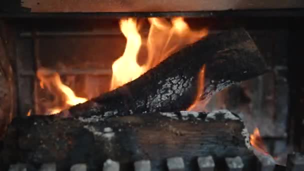 Şöminede Yanan Parlayan Odun Soğuk Kış Akşamlarında Evde Sıcaklık Sıcaklık — Stok video