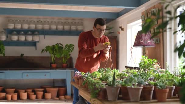 Özel Dükkandaki Bitkilerin Fotoğraflarını Çeken Mobil Uygulama Kullanarak Internete Yükleyen — Stok video