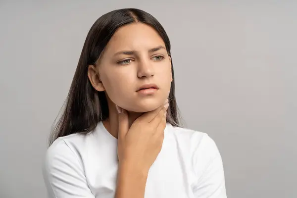 Tiener Meisje Die Nek Aanraakt Ongemakkelijke Pijn Voelt Keelpijn Stemverlies — Stockfoto