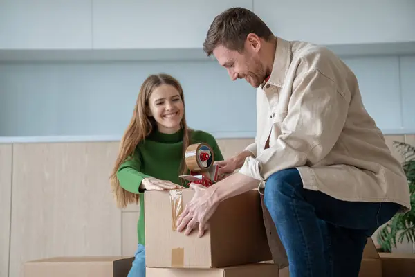Mutlu Eşler Yeni Bir Daireye Taşınmak Için Karton Kutuları Paketliyor — Stok fotoğraf