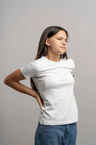 少女有脊柱曲率 有脊柱侧弯症状 需要矫形外科康复 脊医帮助 止痛的不健康青少年 — 图库照片