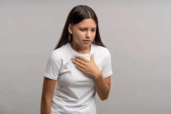 Adolescente Doente Insalubre Sentindo Desconfortável Tocando Peito Sofrendo Ofegante Respiração — Fotografia de Stock