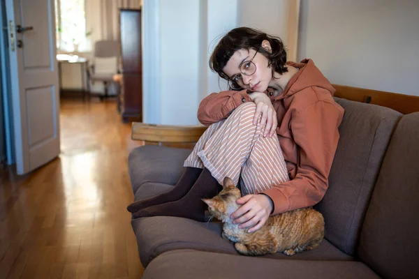 Ensam Deprimerad Tonåring Sitter Soffan Stroking Älskad Bedårande Ras Katt — Stockfoto