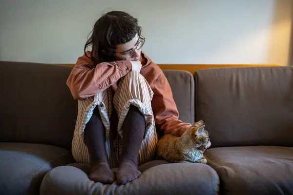 Aufgeregt Sitzt Ein Deprimierter Teenager Auf Dem Sofa Legt Den — Stockfoto