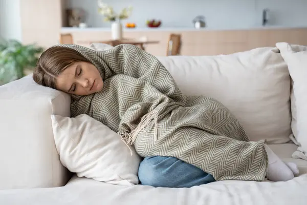 Mujer Durmiendo Sofá Casa Descansando Envuelta Cuadros Sintiendo Malos Síntomas — Foto de Stock
