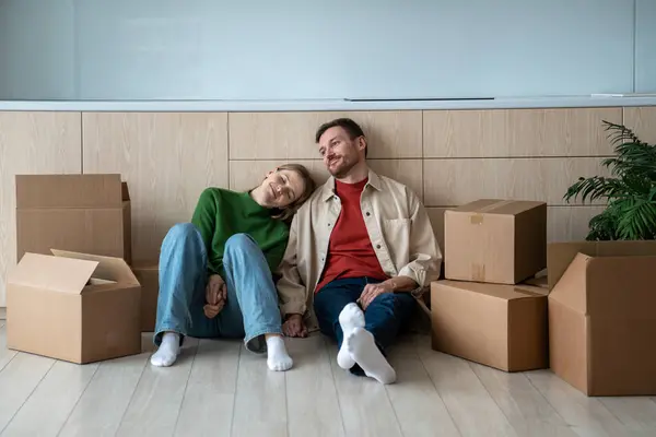 Heureux Couple Fatigué Assis Sur Sol Dans Appartement Neuf Maison — Photo