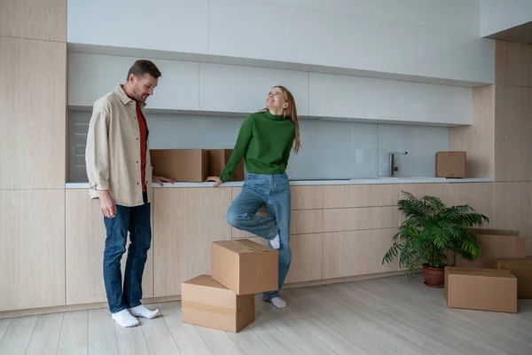 Happy Smiling Wife Looking Spacious New Apartment Cheerful Husband Delighted — Stock Photo, Image