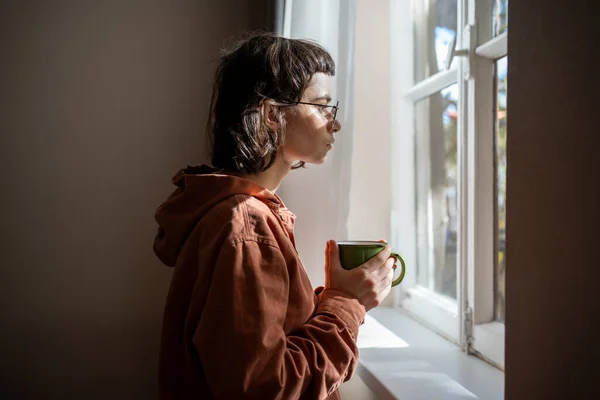 Samotny Smutny Nastolatek Filiżanką Herbaty Patrzący Przez Okno Zamyślony Nietowarzyskie — Zdjęcie stockowe