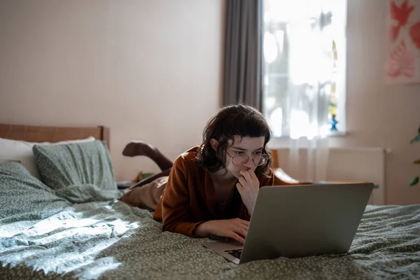 Student Teen Girl Nerd Glasses Studying Laptop Home Lying Bed — Stock Photo, Image