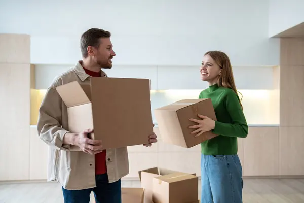 Novos Proprietários Felizes Inquilinos Locatários Homem Satisfeito Mulher Transportando Caixas — Fotografia de Stock