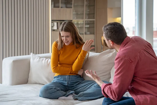 Upset Married Couple Having Scandal Misunderstanding Sitting Home Couch Aggressive — Stock Photo, Image