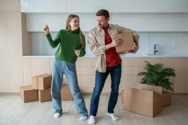 Mutfakta Dans Eden Mutlu Çift Ellerinde Karton Kutularla Yeni Bir — Stok fotoğraf