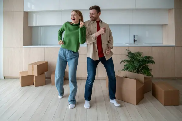 Riant Joie Bonheur Heureux Couple Marié Dansant Dans Appartement Spacieux — Photo