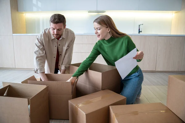 Family Couple Man Woman Unpacking Boxes Things Moving New Apartment — Stock Photo, Image