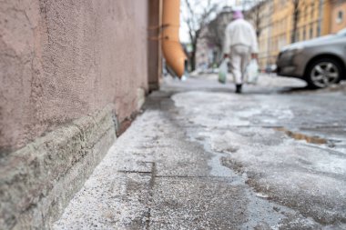 Kış mevsiminde buz ve kar eritmek için kullanılan buzlu kaldırım yüzeyindeki teknik tuz tanelerine odaklanın. Yolları açık tutmak için tuz ve kış havasında insanları buzdan ve kardan korumak için.