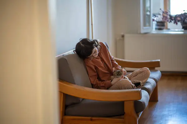 Aufgebrachte Teenager Depressionen Sitzen Auf Der Couch Und Streicheln Die — Stockfoto
