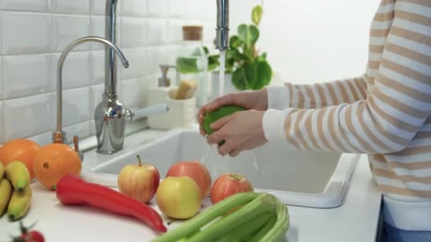 Vegetariska Händer Tvättar Färsk Krispig Paprika Köket För Färsk Sallad — Stockvideo