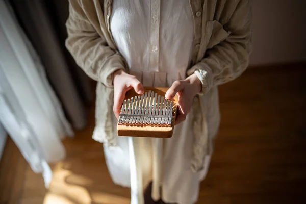 Closeup Ethnic Kalimba Woman Hands View Learning Play Traditional Acoustic — Stock Photo, Image