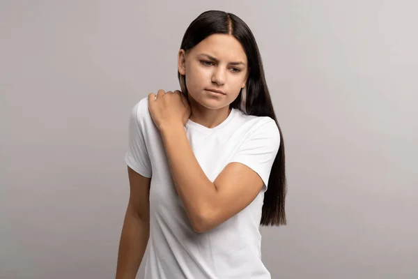 Расстроенная Девочка Подросток Чувствует Дискомфорт Боль После Долгих Компьютерных Исследований — стоковое фото