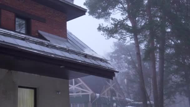 Pracownicy Usuwający Śnieg Dachu Serwis Czyszczenia Dachów Domu Opadach Śniegu — Wideo stockowe
