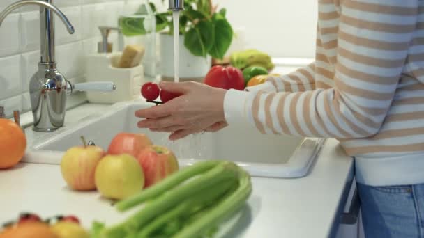 Tangan Mencuci Tomat Ceri Bawah Air Keran Apel Seledri Paprika — Stok Video