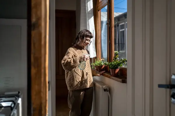 Femme Entretien Ménager Plantes Arrosage Sur Rebord Fenêtre Maison Cuisine — Photo