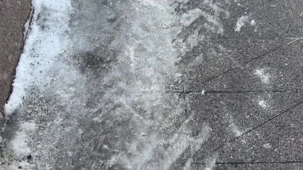 冬天在人行道上清除化学物质 结冰路面上的盐粒 在寒冷季节用石盐铺石板 油滑的路上撒满了技术盐和钙 防止滑倒 — 图库视频影像