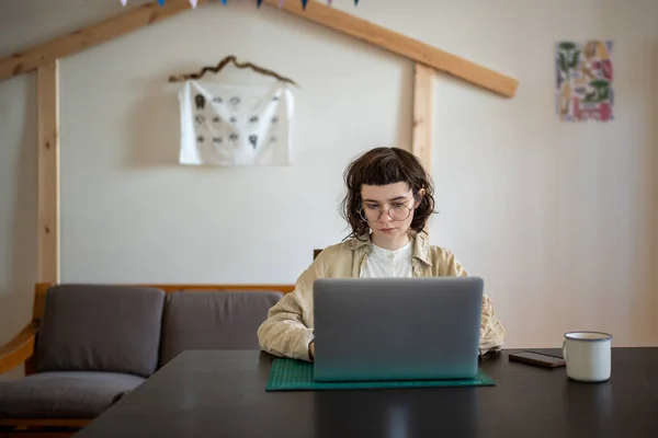 Poważna Niezależna Dziewczyna Okularach Pracująca Domu Laptopem Szukająca Informacji Projektu — Zdjęcie stockowe