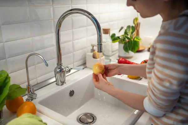 Vrouw Grondig Wassen Verse Gele Appel Leidingwater Reinigen Van Voedsel — Stockfoto