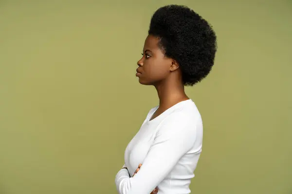 Vue Latérale Stricte Femme Noire Confiante Avec Des Cheveux Naturels — Photo