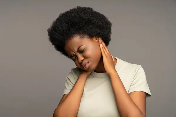 Sjuk Afroamerikansk Kvinna Som Lider Osteokondros Muskelkramp Kramp Nervositet Obehagskänsla — Stockfoto