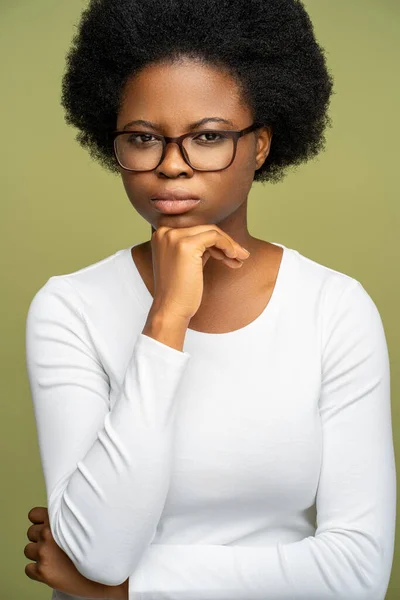 Серьёзно Уверенная Африканская Американка Очках Напряжённым Строгим Взглядом Похожая Лидера — стоковое фото