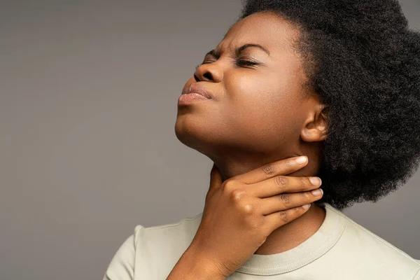 African American Woman Suffering Sore Throat Swallowing Discomfort Voice Loss — Stock Photo, Image