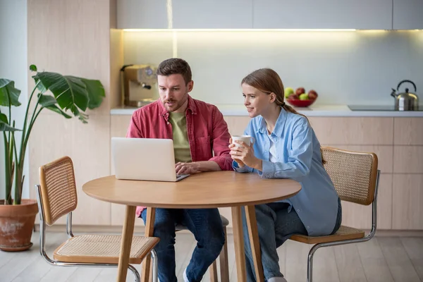 Ein Begeistertes Familienpaar Sitzt Hause Mit Laptop Tisch Interessierter Mann — Stockfoto