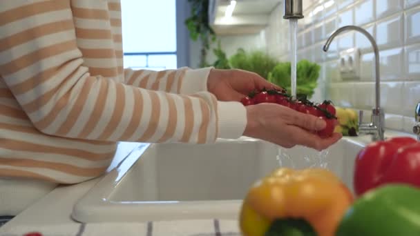 Wanita Tangan Mencuci Tomat Ceri Bawah Air Keran Sayuran Segar — Stok Video