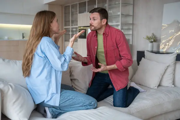 Emotional Married Couple Large Sofa Sharply Gesturing Shouting Accusations Faces — Stock Photo, Image