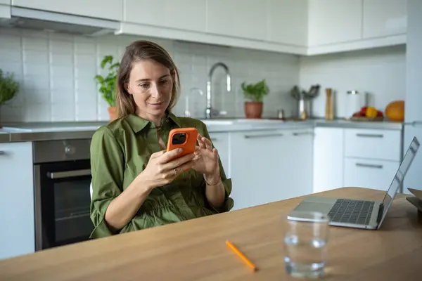 Femme Agréable Distrait Travailler Sur Ordinateur Portable Par Sms Message — Photo