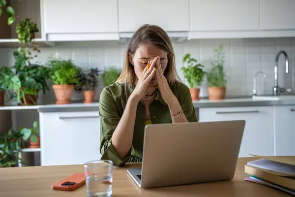 Empörte Frau Sitzt Mit Laptop Hause Und Erlebt Emotionalen Burnout — Stockfoto