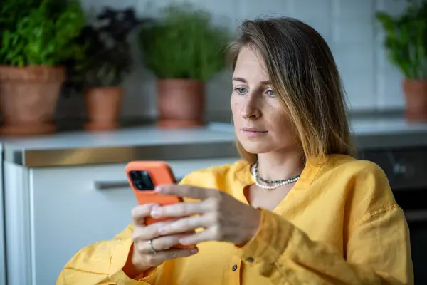 Pensive Millennial Vrouw Met Behulp Van Telefoon Kijken Naar Het — Stockfoto