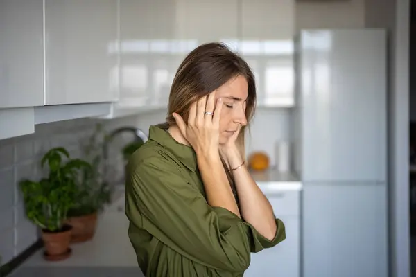 Müde Frau Mit Kopfschmerzen Reibt Schläfen Die Mit Geschlossenen Augen — Stockfoto