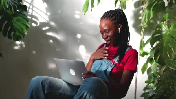 Femme Noire Parlant Appel Vidéo Sur Ordinateur Portable Maison Entouré — Video