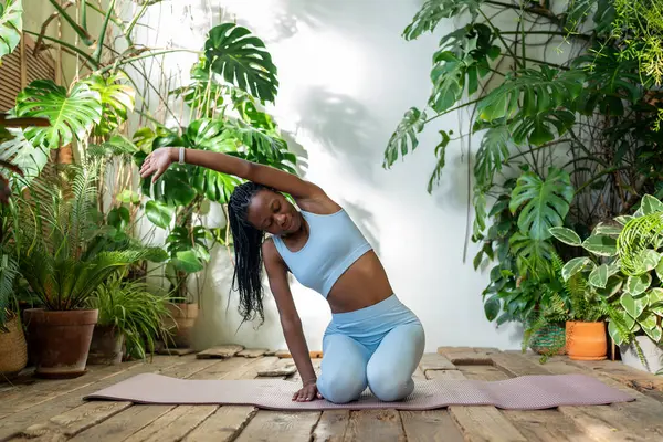 Tatmin Olmuş Afro Amerikan Kadın Jimnastik Yapıyor Kol Kola Çekiştiriyor — Stok fotoğraf