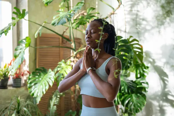 Yoga Pozisyonunda Meditasyon Yapan Konsantre Siyahi Kadın Bahçesinde Gözleri Kapalı — Stok fotoğraf
