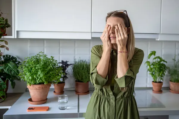 Slaperige Vrouw Lijdt Aan Slapeloosheid Wrijven Ogen Keuken Thuis Vroeg — Stockfoto