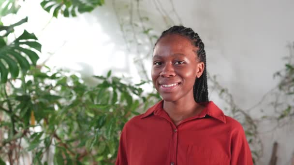 Veselá Afro Americká Mladá Žena Stojí Doma Zelenými Rostlinami Dívá — Stock video